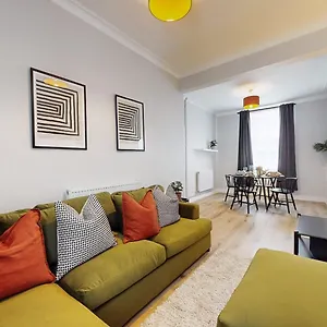 beautiful-3-bed-in-the-heart-of-city-with-free-parking.cardiffhotelswales.com/